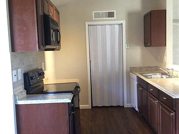 5th image of 668 Stonehenge Dr
