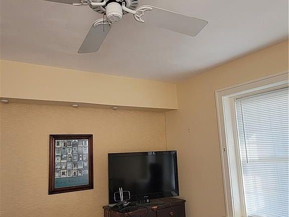 4th image of 816 Gates Ave APT A5