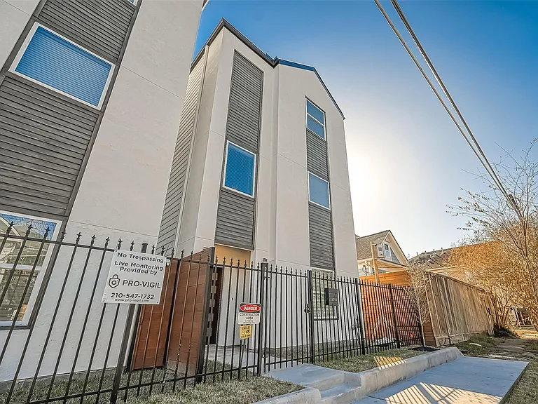 1718 Hardy St — Photo 2