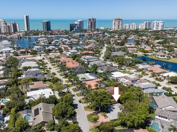 587 Parkwood Ln, Naples, FL 34103