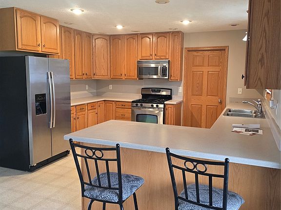 4th image of 211 Eisenhower Dr