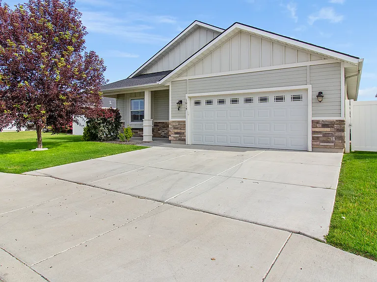 1015 White Birch Ave — Photo 2