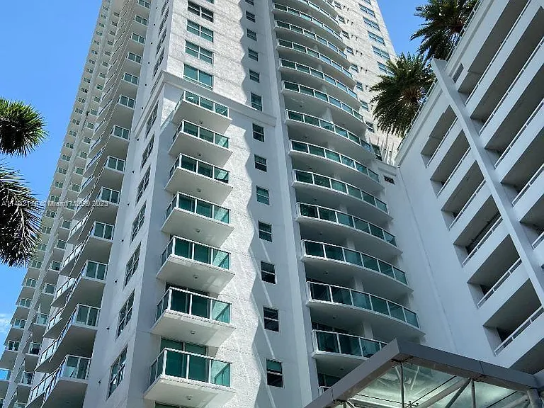 185 SW 7th St #4 — Photo 2
