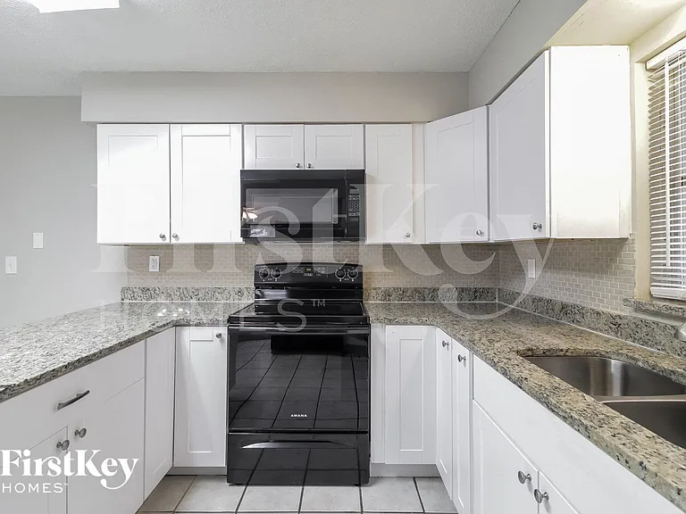 1340 Sharon Dr — Photo 6