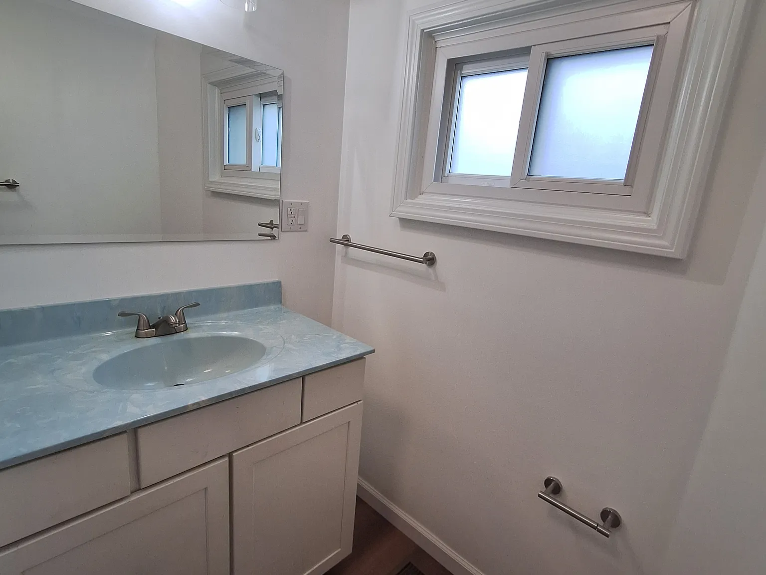 3 bed, 1000 sqft, $1,300 — Photo 4