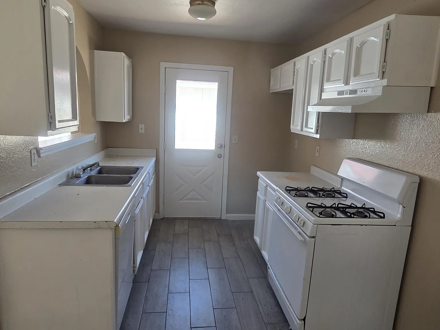 3 bed, 1.0 bath, 976 sqft, $1,250 — Photo 3