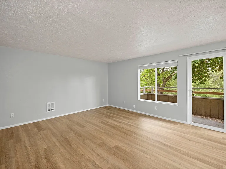 River Court Apartments - Updated Units With A View! — Photo 9