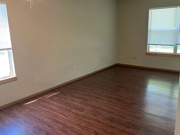 630-632 W Country Squire Ct — Photo 4