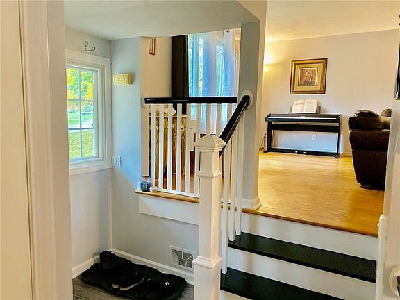 4th image of 48 Sturbridge Ln