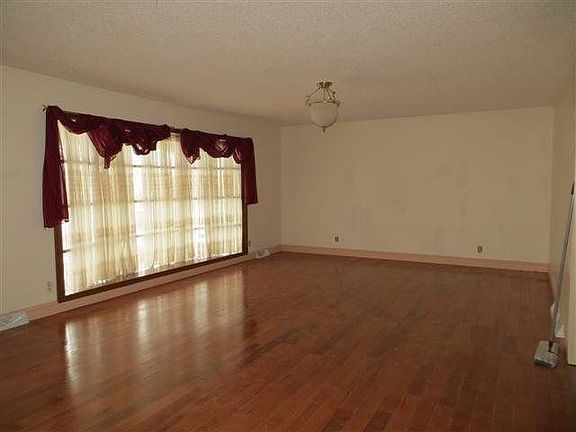 2nd image of 765 Wilma Ave