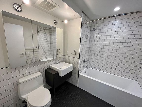 3rd image of 504 Myrtle Ave APT 5C