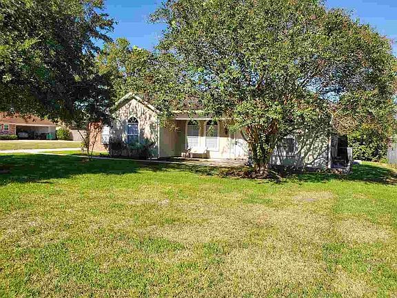 3rd image of 705 Holiday Dr