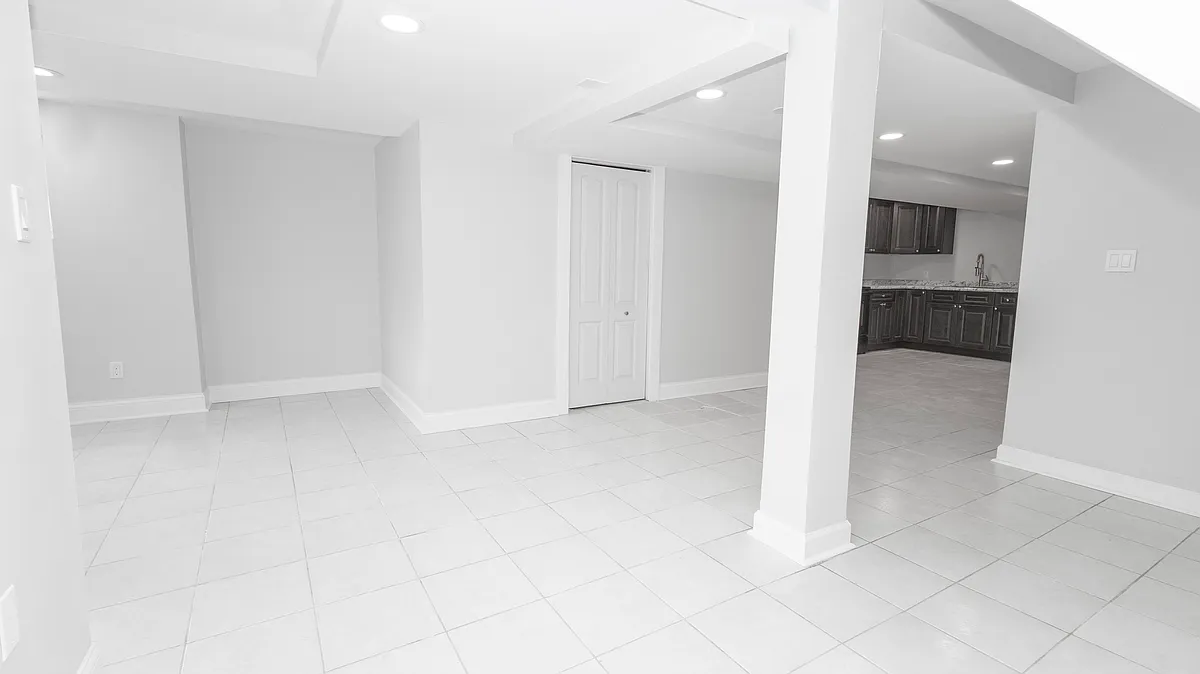 Building Photo - 5216 W Newport Ave #G