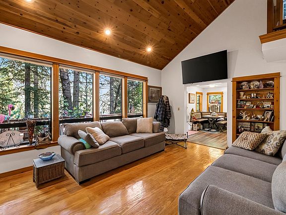 3rd image of 8 Riverview Ln