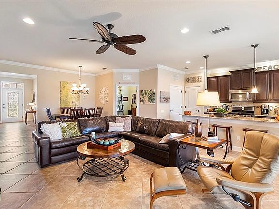 4th image of 576 Grande Dr