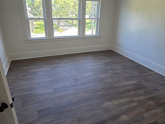 5th image of 15264 Broadway Ave