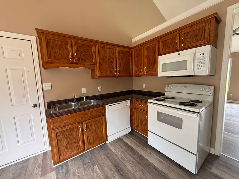224 Cinderella Ln — Photo 2