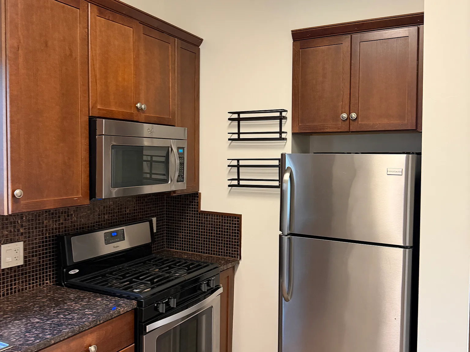 2 bed, 1000 sqft, $1,895 — Photo 1