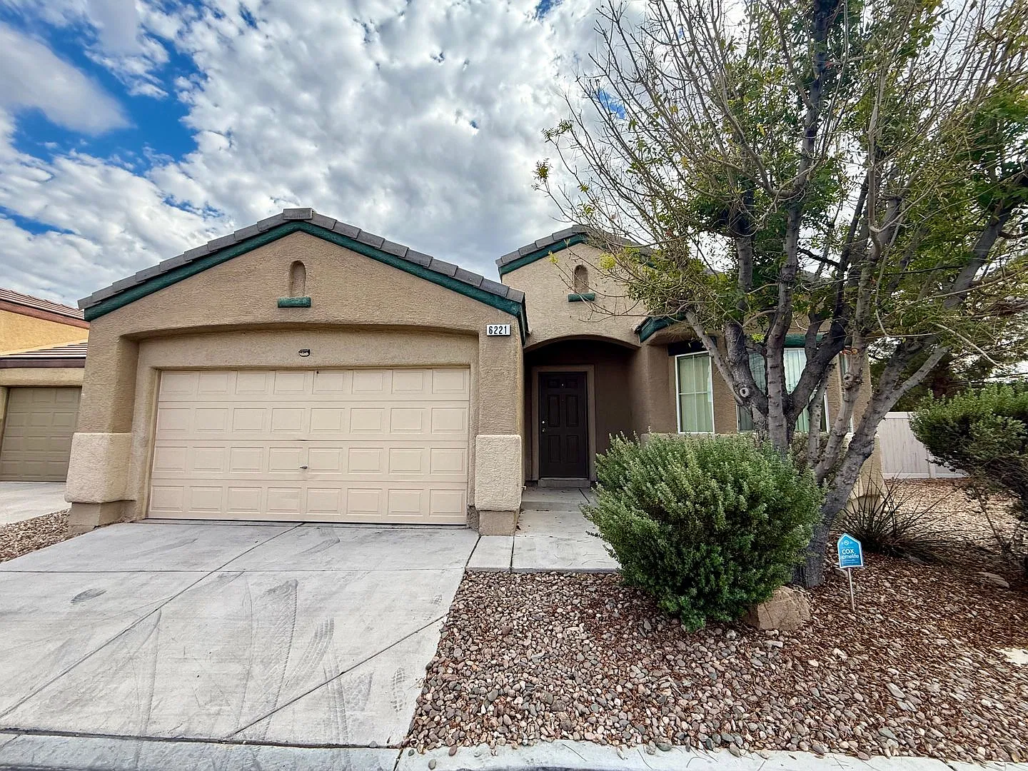 Fresh & Rent Ready! Gated - Single Story 3/2/2 Car Cul-de-Sac Home — Photo 1