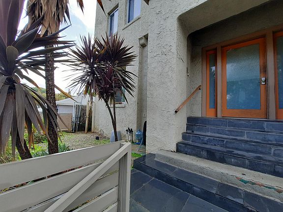 3rd image of 2516 Kent St