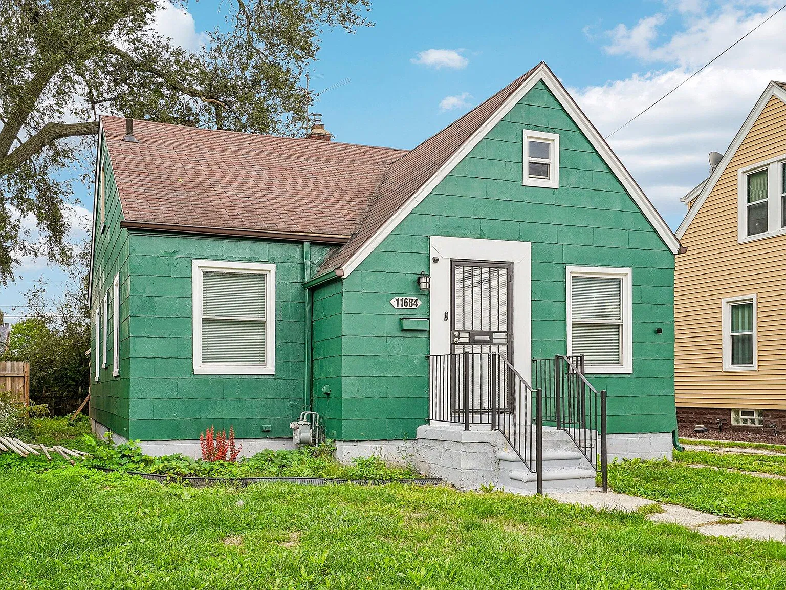 3 bed, 1.0 bath, 1355 sqft, $1,350 — Photo 1