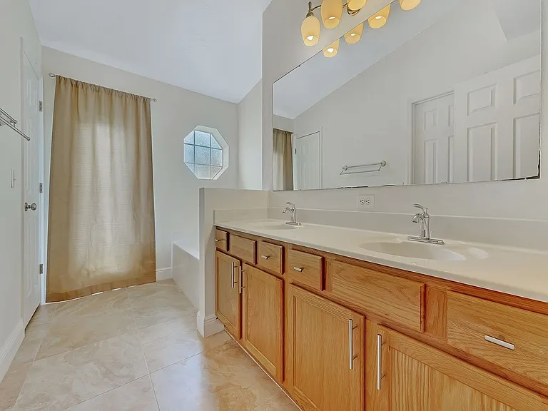 2111 Corner Point Ct — Photo 10