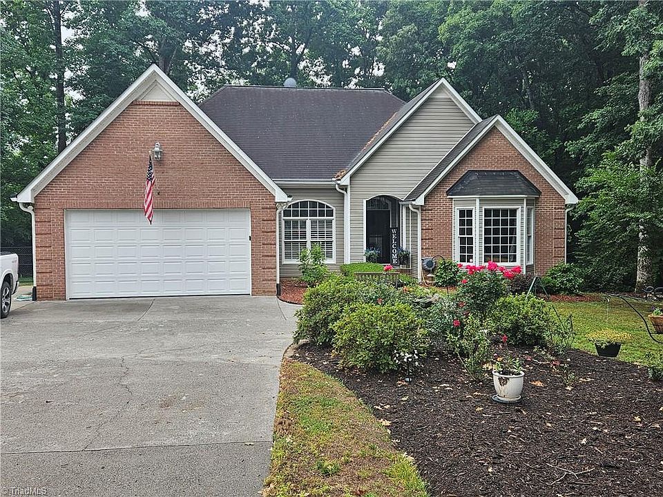 1st image of 121 Roxbury Ct