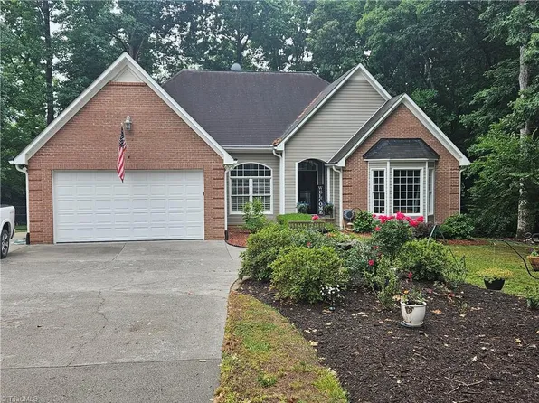 121 Roxbury Ct, Advance, NC 27006