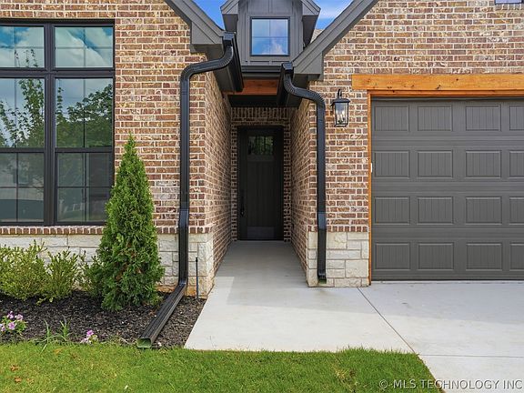 2nd image of 1563 S Hickory Cir