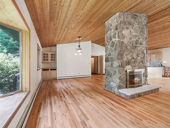 4th image of 1169 Ridgebury Road
