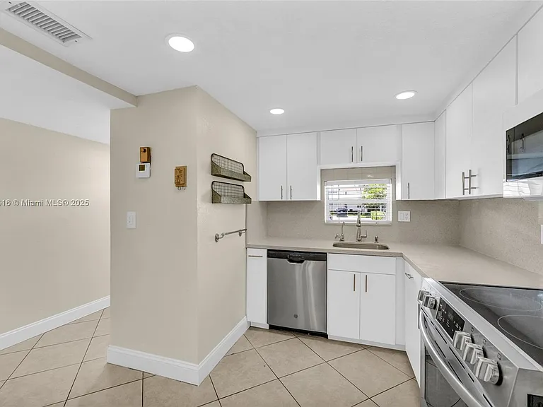 681 S Hollybrook Dr #109 — Photo 3
