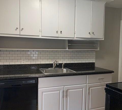 3rd image of 725 Clarendon Pl