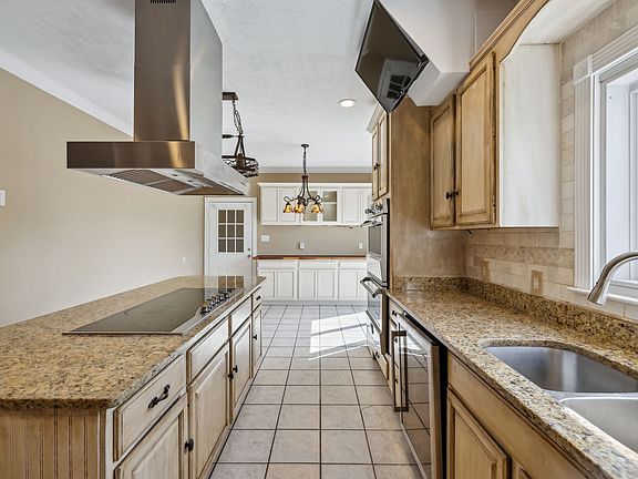 3rd image of 122 Windcrest Dr