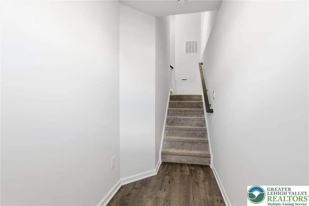 3 bed, 2.5 bath, 2208 sqft, $3,100 — Photo 3