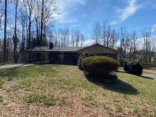 909 Greenwood Pl, Lenoir, NC 28645