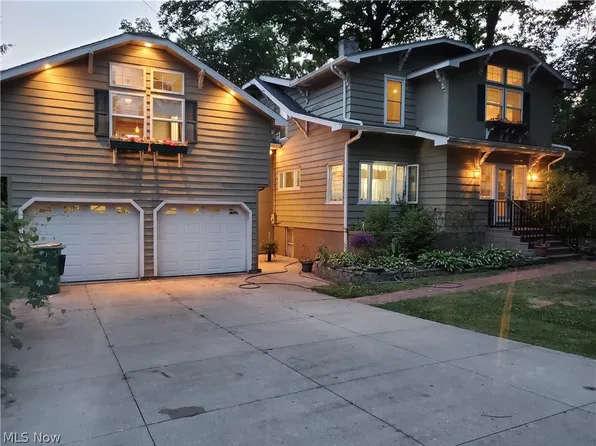 80 East Dr, Hartville, OH 44632