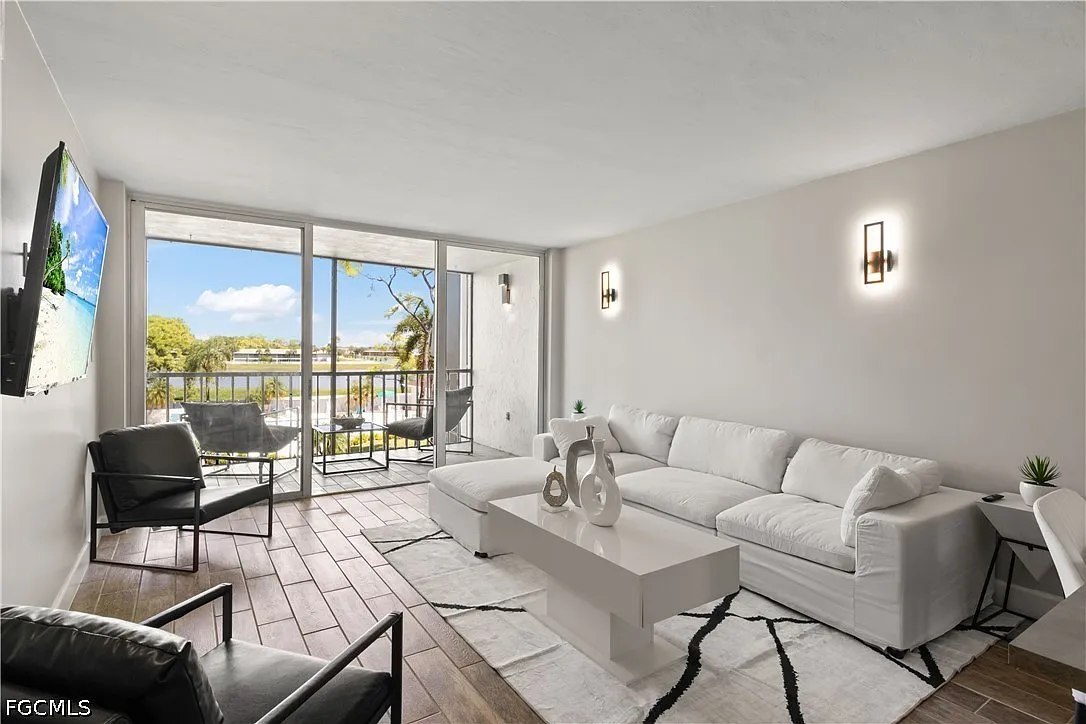 2 bed, 2.0 bath, 975 sqft, $1,900 — Photo 2