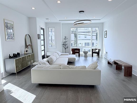 4th image of 1656 Maple St #1656