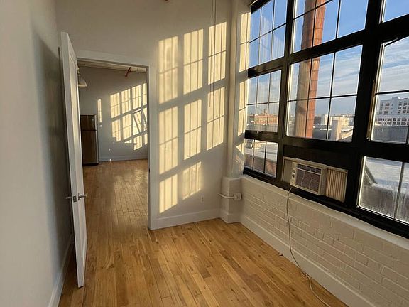 4th image of 279 McKibbin St #30