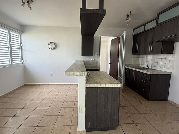 Kitchen and Dinning Area/ Cocina y comedor