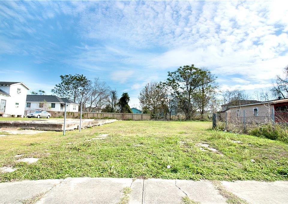 1st image of 2321 Piety St