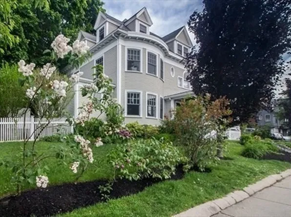 2 Benton Rd #1, Somerville, MA 02143