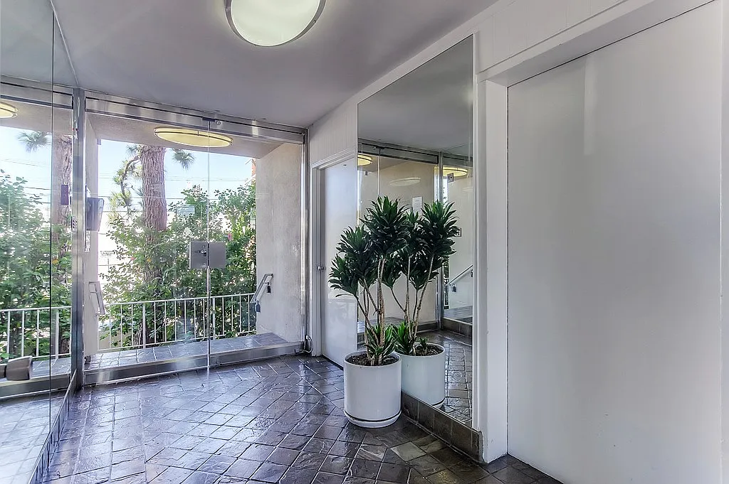 1134 N SYCAMORE AVE — Photo 4