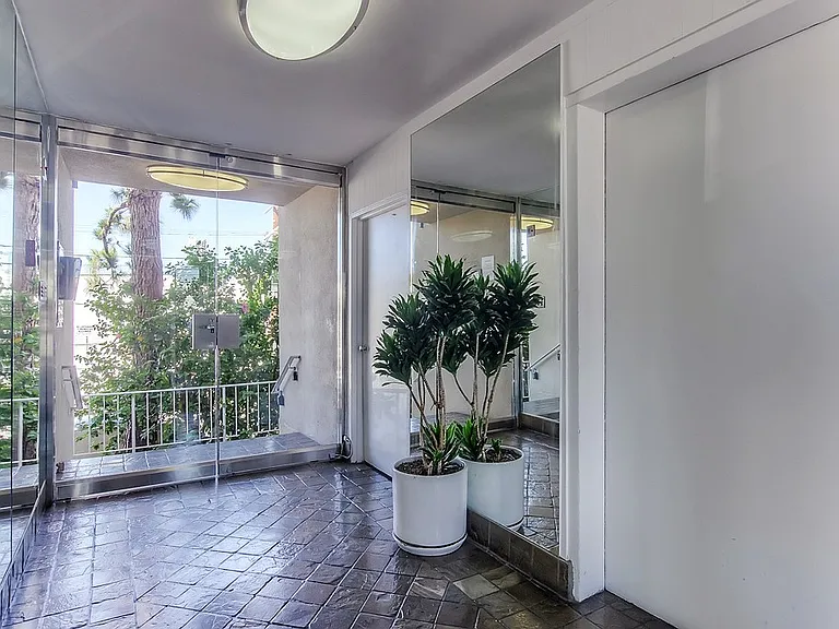 1134 N SYCAMORE AVE — Photo 4