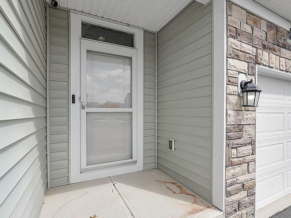 5th image of 330 Benjamin St