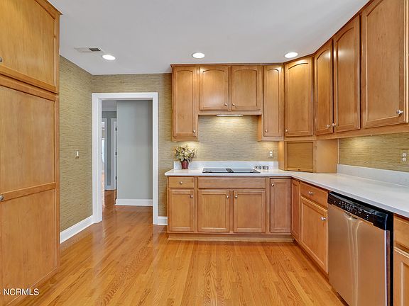 2nd image of 909 Spicebush Dr