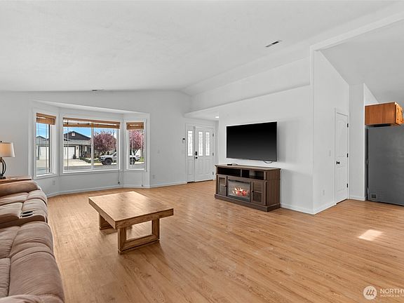 4th image of 715 NE Hilltop Avenue