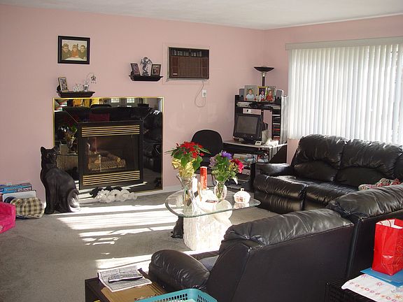 Living room w fireplace