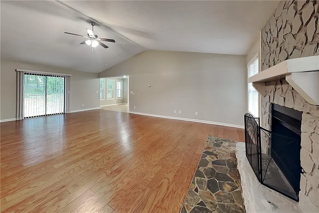 3 bed, 2.0 bath, 1464 sqft, $2,075 — Photo 4