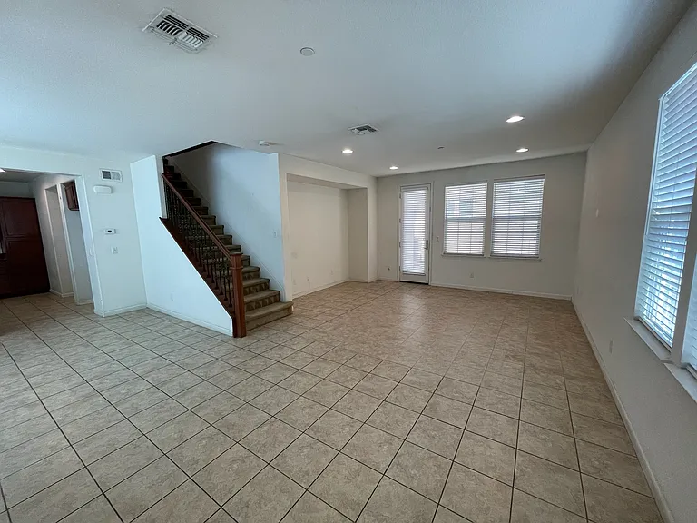 130 Barnhill Dr — Photo 4
